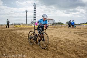 SABBIA, PIOGGIA, VENTO E SOLE: È COMINCIATO DA JESOLO IL 12° GIRO D’ITALIA CICLOCROSS, GRANDI NUMERI E TANTA TECNICA