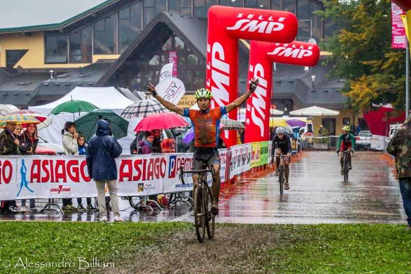 TRIVENETO CX : IL 1° GP SCRATCH TV-TROFEO CITTA’ DI ASIAGO CON PIOGGIA E FREDDO VA AD ENRICO FRANZOI E ANNA OBERPARLEITER